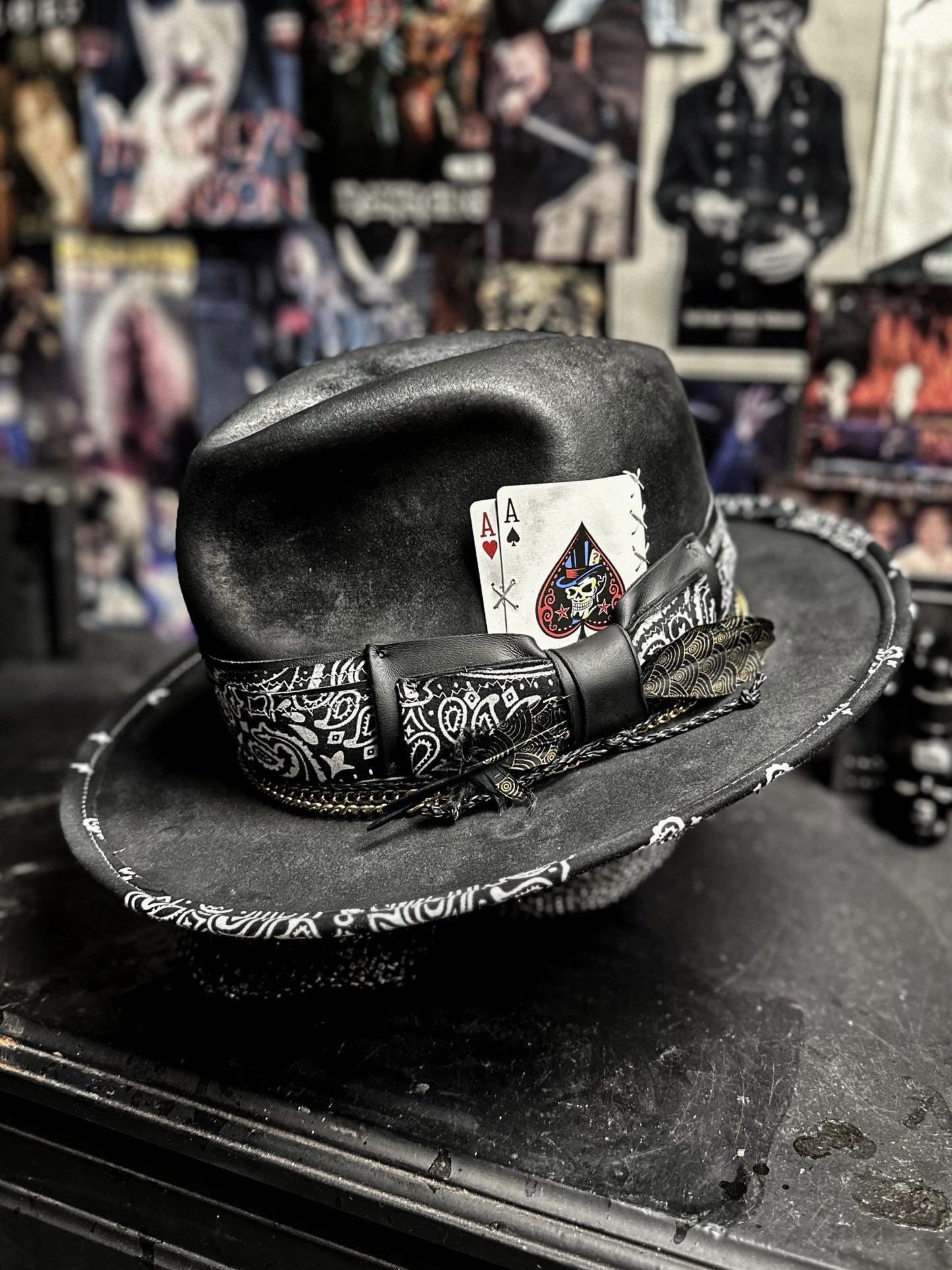 LIVIN´ ON THE EDGE - Blade Hats