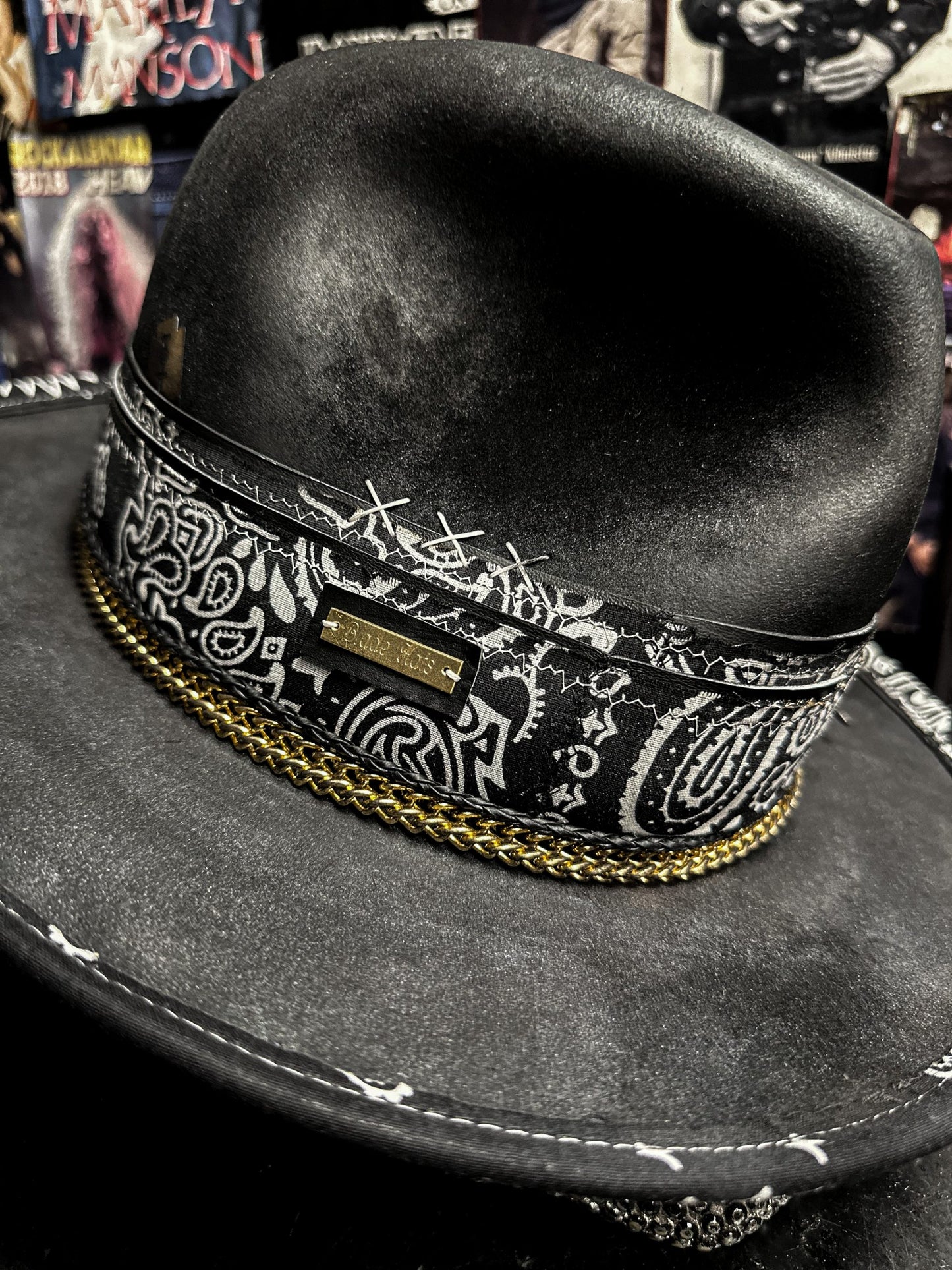 LIVIN´ ON THE EDGE - Blade Hats