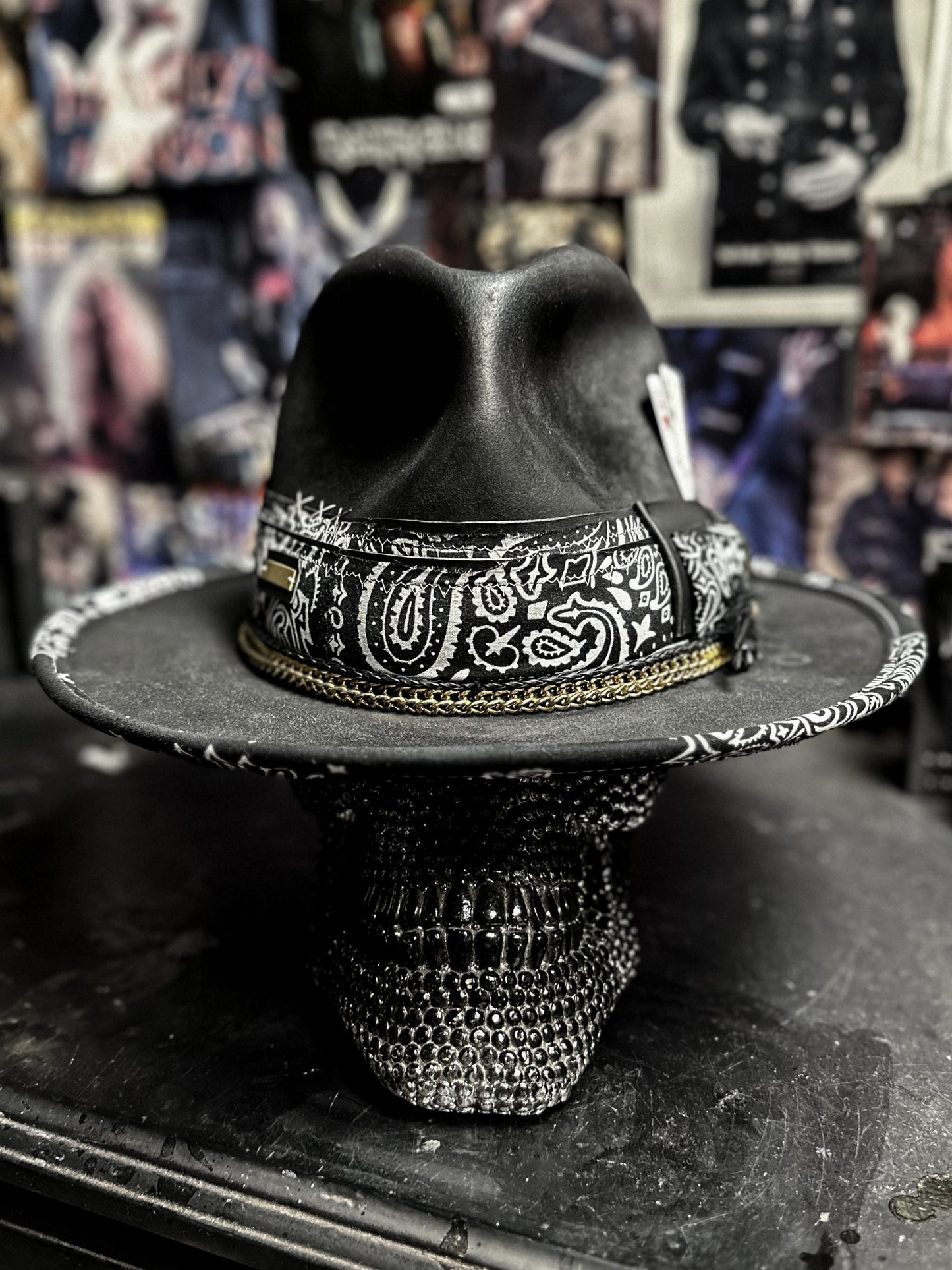 LIVIN´ ON THE EDGE - Blade Hats